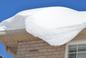 Odśnieżanie dachu płaskiego i jego zabezpieczenie przed śniegiem oraz lodem