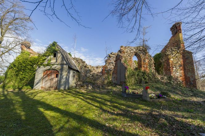Magiczne miejsce w malutkiej wsi na Warmii i Mazurach. Stoją tam ruiny sprzed 700 lat