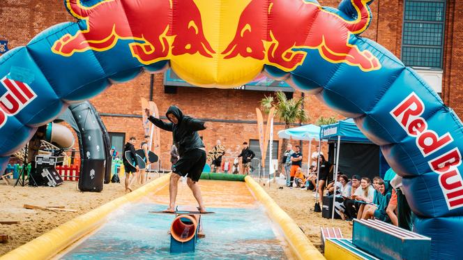 Red Bull Skim It w Manufakturze