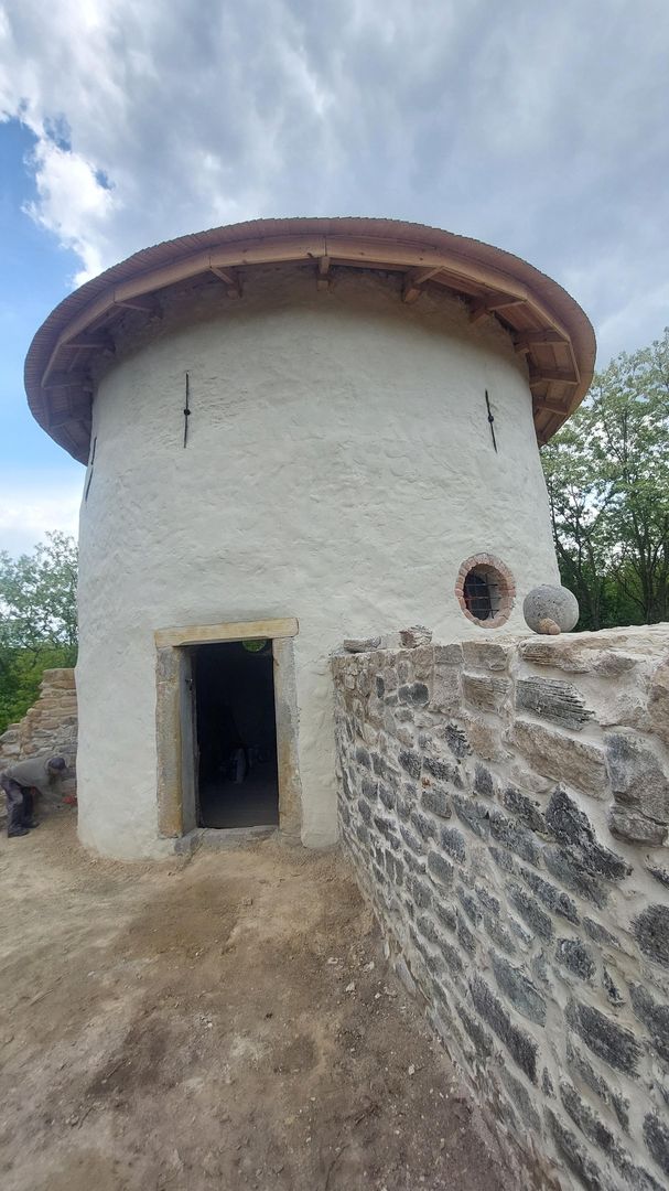 Baszta w Nowych Kicharach (gm. Dwikozy) w trakcie remontu