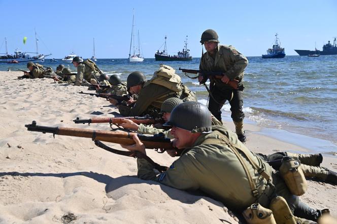 Turyści usłyszeli strzały, a czołgi wjechały na plaże. Zobaczcie zdjęcia z finałowej inscenizacji „Lądowanie na plaży”!