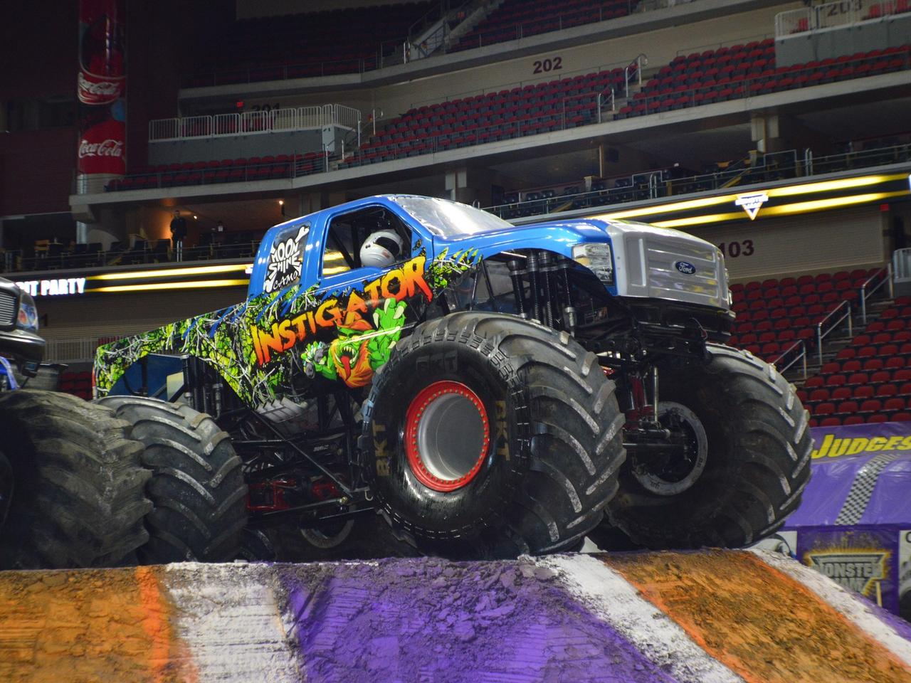 Monster Truck Show w Przemyślu! Kontrolowane wypadki, przejazdy przez ścianę ognia