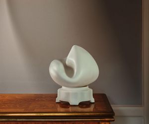Rzeźbiarskie lampy znanych polskich artystów na jubileuszowej aukcji Przyjaciół Muzeum Narodowego w Warszawie