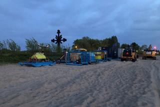 Rury i koparki na plaży w Rewie. Co tam się dzieje? 
