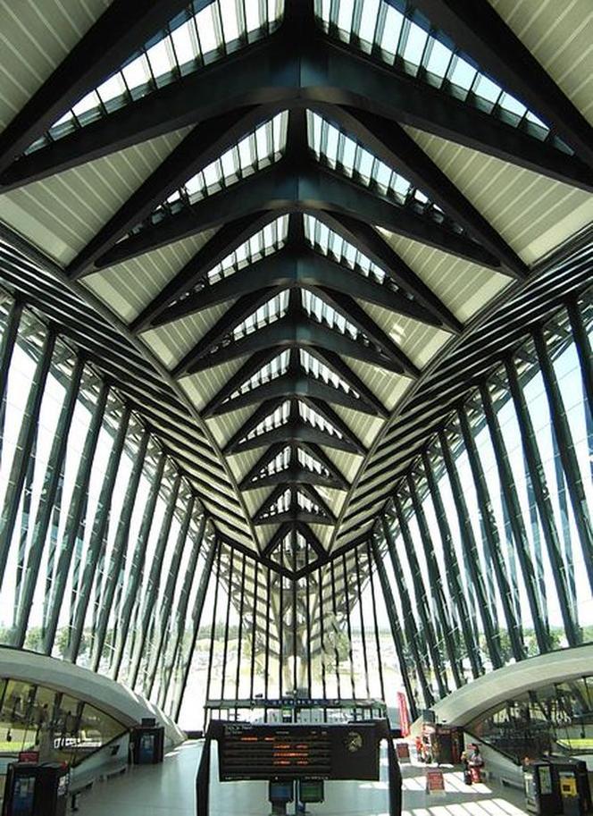 Współczesna architektura na świecie: dworzec kolejowy projektu S. Calatravy, wnętrze.