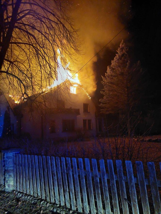 Rodzina straciła dach nad głową. Ich dom spłonął doszczętnie