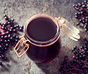 CZARNY BEZ na PRZEZIĘBIENIE: herbata i sok z czarnego bzu