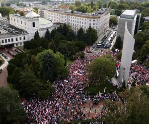 Banery na powitanie Nawrockiego 