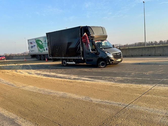 Potężny chaos na autostradzie A2. Na jezdnię i auta wysypały się tony piachu. Korek ma ponad 10 km