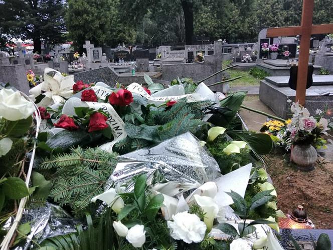 Tragedia w Salisbury. Zamordowane kobiety pochowane w Tarnowie. Grobu nie widać spod kwiatów