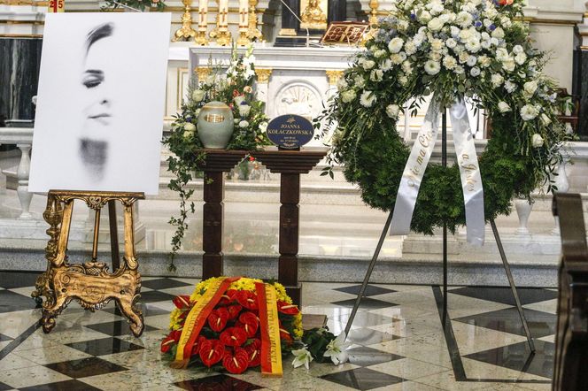 Pogrzeb Joanny Kołaczkowskiej. Tak pożegnali ją przyjaciele z kabaretu. Borek płakała jak uczennica