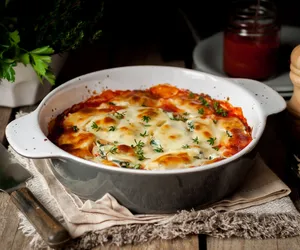 Zapiekanka z kurczakiem pod serem i boczkiem. Przepis na danie zero waste