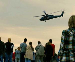 Widowiskowe pokazy lotnicze w Mielcu z udziałem policyjnego Black Hawka [zdjęcia i wideo]