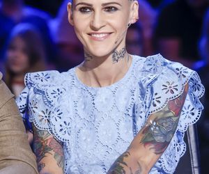 Macierzyństwo uratowało Agnieszkę Chylińską. Jej metamorfoza od scenicznej bestii do czułej matki