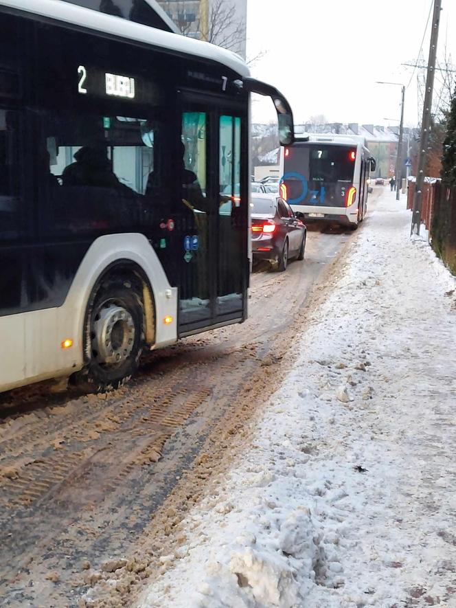 Kraksa na rondzie przy SP nr 11 w Starachowicach