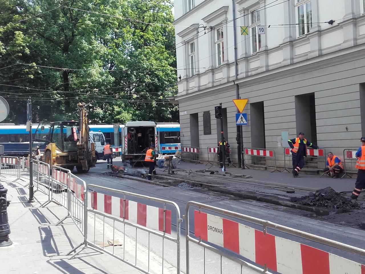 Wymiana zwrotnicy tramwajowej. Utrudnienia w centrum [WIDEO]