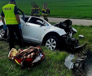 Huknęła oplem w drzewo. Wielu rannych, lądował śmigłowiec