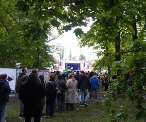 Studenci Politechniki gromadzą się w okolicy terenu juwenaliów