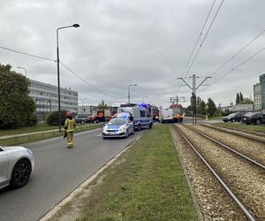 Tramwaj uderzył w busa na Annopolu. Poważny wypadek, motorniczy ranny