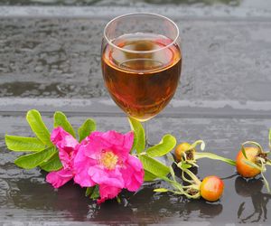 Domowe wino z dzikiej róży: klasyczny przepis na wino różane