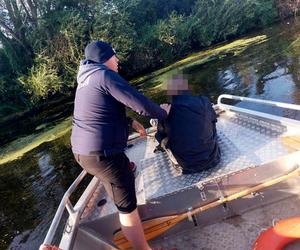 Desperacko machał rękoma, bo liczyła się każda sekunda. W pobliżu byli policjanci