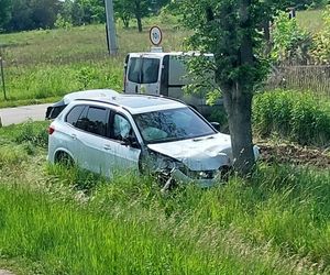 Zderzenie trzech pojazdów w Starym Opolu. Dwie osoby trafiły do szpitala