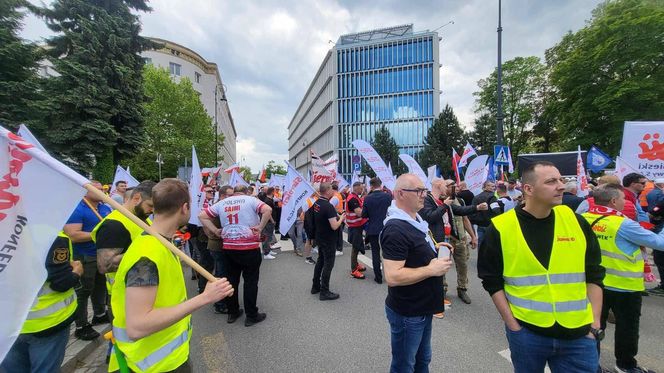 Protest hutników w Warszawie. Idą od Sejmu do Kancelarii Premiera