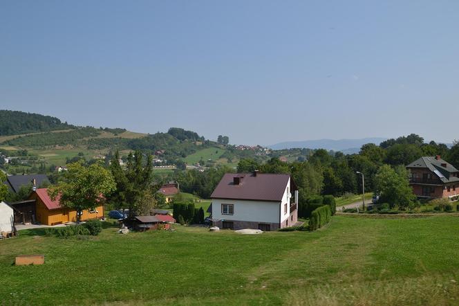 To jedna z najciekawszych wsi w Małopolsce. O jej lokację zabiegła królowa Polski 