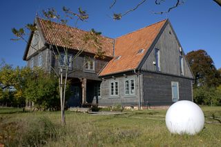Rozebrali 200-letni dom i złożyli go od nowa. Widowiskowa metamorfoza domu w Mikoszewie na Żuławach