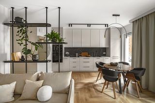 Intrygujące wnętrze w łódzkiej fabryce z XIX w.! Loft połączono ze stylem modern classic