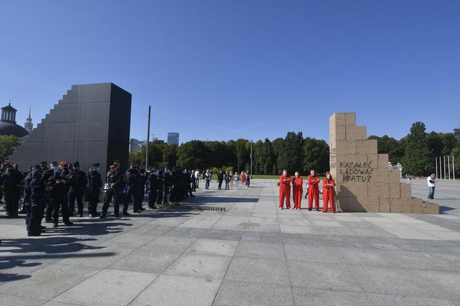 Pomnik Smoleński zniknie z placu Piłsudskiego? Zapadła pilna decyzja