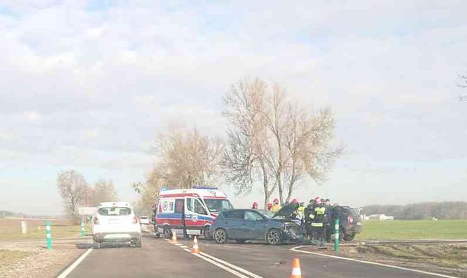 Dziękonie. Zderzenie dacii z toyotą, dwie osoby ranne [ZDJĘCIA]