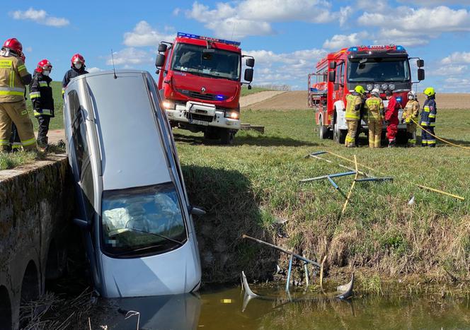 Samochód przebił bariery mostu i wpadł do wody