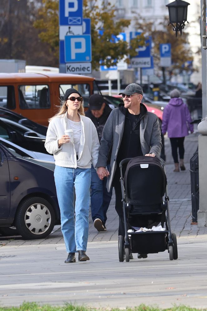 Krzysztof Ibisz z rodziną na spacerze