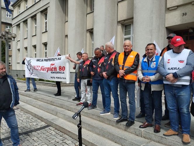 Konferencja prasowa hutników przed Ministerstwem Przemysłu w Katowicach