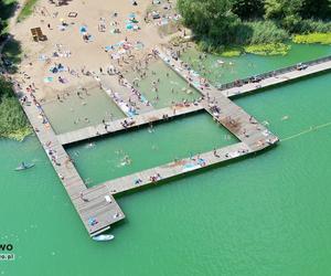 Ogromny pomost i piaszczysta plaża. To miejsce na Mazurach przyciąga tłumy turystów. Zobacz zdjęcia