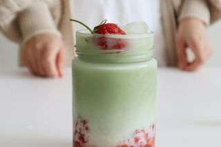 Nie tylko matcha latte. Podpowiadamy, jak jeszcze wykorzystać tę herbatę w kuchni