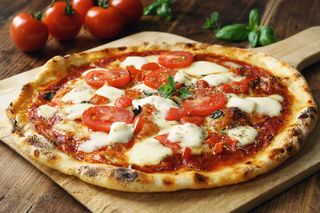 Aromatyczna pizza z kurczakiem i warzywami. Najłatwiejszy przepis na włoski przysmak 