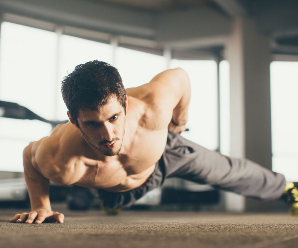 Wystarczy wykonywać 6 ćwiczeń kalistenicznych, a pierwsze efekty treningów zobaczymy już po miesiącu.