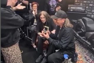 Zaskakujące sceny za kulisami ostatniego koncertu Black Sabbath i Ozzy'ego Osbourne'a. Doszło do oświadczyn!