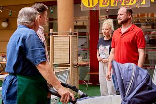 Na Wspólnej odc. 3535. Beata (Katarzyna Ptasińska), Paweł (Grzegorz Kwiecień), Emil (Piotr Ligienza), Włodek (Mieczysław Hryniewicz)