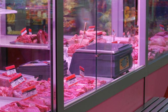 Trujące mięso z targowiska w Nowej Dębie