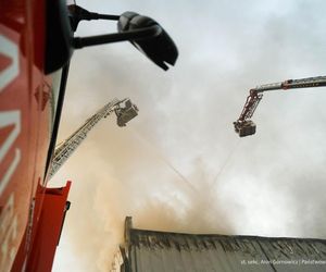 Pożar akumulatorowni na poddaszu zakładu przetwórstwa drobiu w Kawle