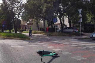 Chwile grozy na drodze w Toruniu. Kierowca BMW potrącił 21-latka na hulajnodze