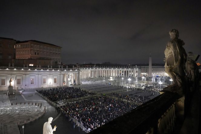 Watykan. Modlitwa o zdrowie papieża Franciszka na placu Świętego Piotra