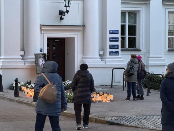 Społeczność UW pożegnała zaatakowaną pracowniczkę (8.05.2025)