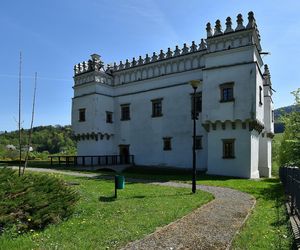 To najsławniejsza wieś w Małopolsce. Legenda głosi, że w miejscowym dworze zamieszkały diabły