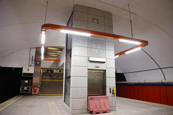 Nowe windy na stacji metra M1 Pole Mokotowskie w Warszawie