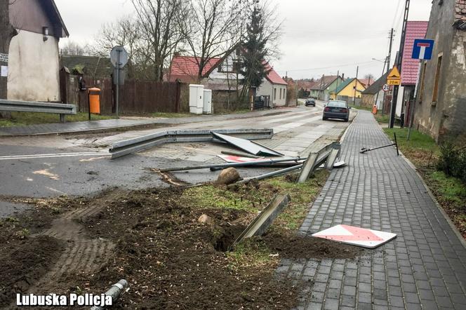 Uszkodził bariery i o mało nie wjechał w dom. Pijany kierowca ciężarówki uciekł z miejsca wypadku