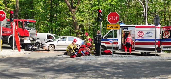 Poważny wypadek nieopodal Warszawy. Motocyklista runął na ziemię po zderzeniu z autem